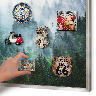 Decoratief metalen magneetbord in een zilveren lijst Mysterieus bos