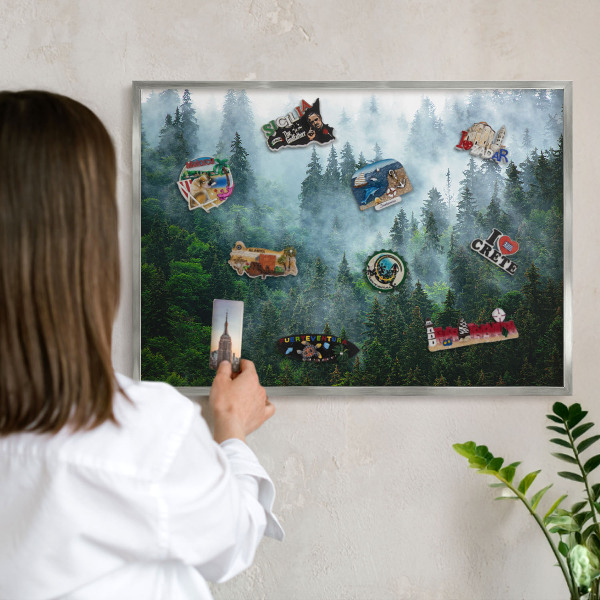 Decoratief metalen magneetbord in een zilveren lijst Mysterieus bos