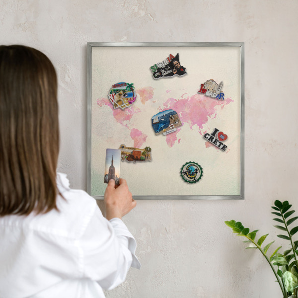 Decoratief metalen magneetbord in een zilveren lijst Wereldkaart