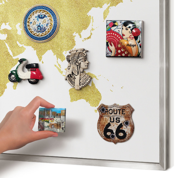 Magneetbord voor souvenir magneten met zilveren lijst Wereldkaart