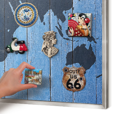 Decoratief metalen magneetbord in een zilveren lijst Wereldkaart