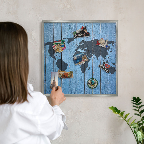 Decoratief metalen magneetbord in een zilveren lijst Wereldkaart