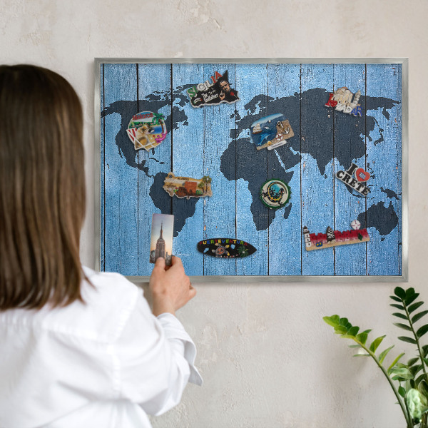 Decoratief metalen magneetbord in een zilveren lijst Wereldkaart