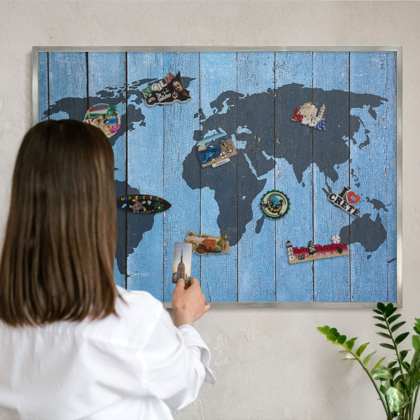 Decoratief metalen magneetbord in een zilveren lijst Wereldkaart