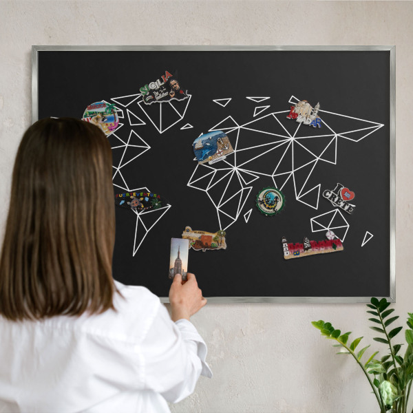 Decoratief metalen magneetbord in een zilveren lijst Wereldkaart
