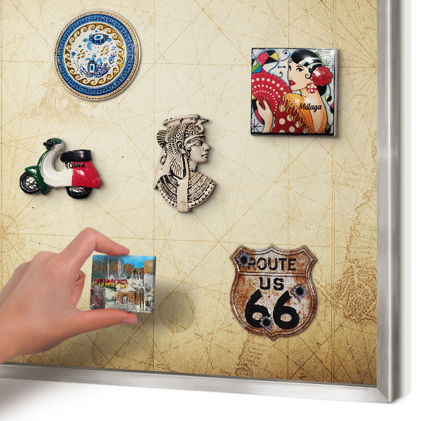 Decoratief metalen magneetbord in een zilveren lijst Oude kaart