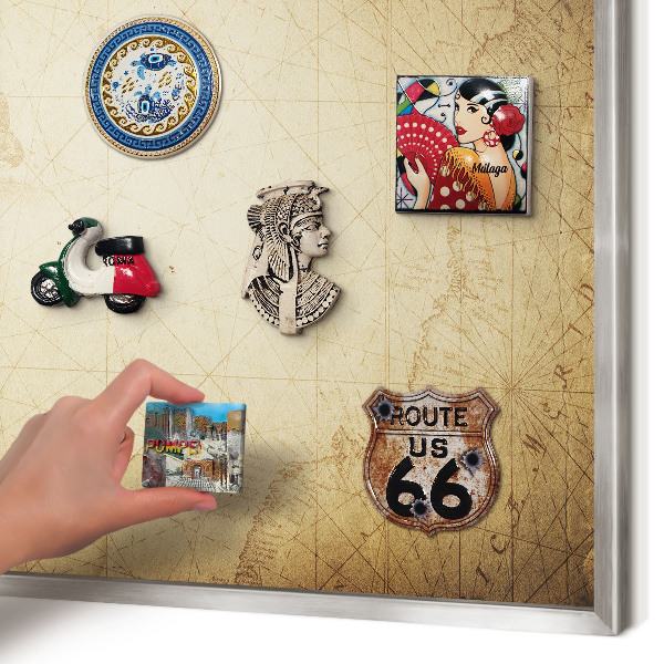 Decoratief metalen magneetbord in een zilveren lijst Oude kaart