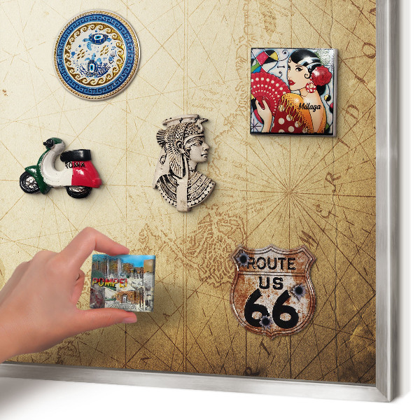 Decoratief metalen magneetbord in een zilveren lijst Oude kaart
