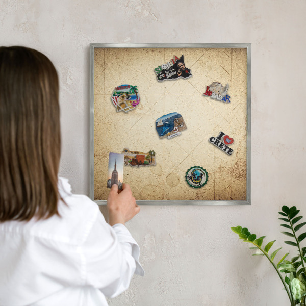 Decoratief metalen magneetbord in een zilveren lijst Oude kaart
