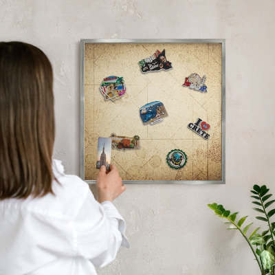 Decoratief metalen magneetbord in een zilveren lijst Oude kaart