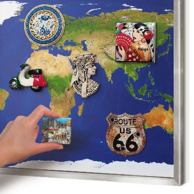Magneetbord voor souvenir magneten met zilveren lijst De wereld in kaart brengen