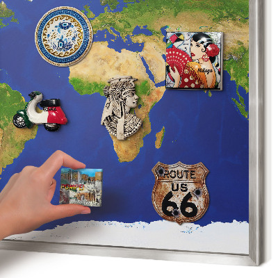 Magneetbord voor souvenir magneten met zilveren lijst De wereld in kaart brengen