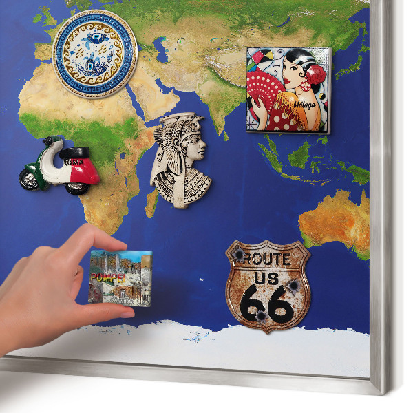Magneetbord voor souvenir magneten met zilveren lijst De wereld in kaart brengen