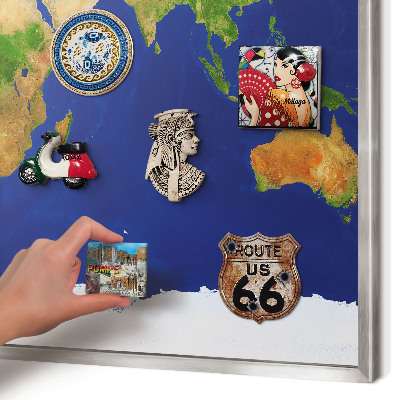 Magneetbord voor souvenir magneten met zilveren lijst De wereld in kaart brengen