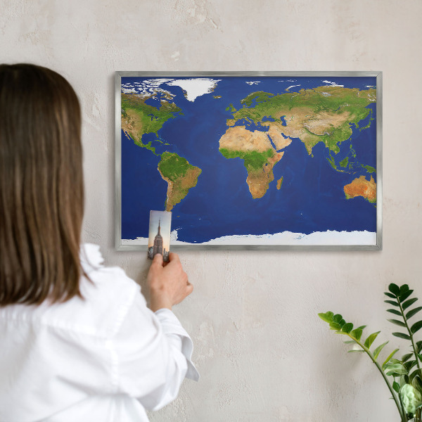 Magneetbord voor souvenir magneten met zilveren lijst De wereld in kaart brengen
