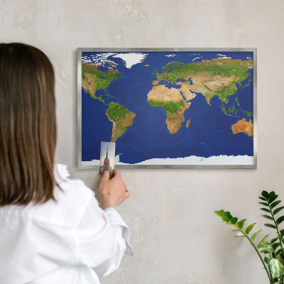 Magneetbord voor souvenir magneten met zilveren lijst De wereld in kaart brengen