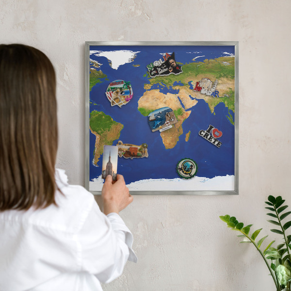 Magneetbord voor souvenir magneten met zilveren lijst De wereld in kaart brengen