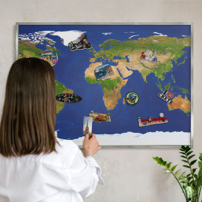 Magneetbord voor souvenir magneten met zilveren lijst De wereld in kaart brengen