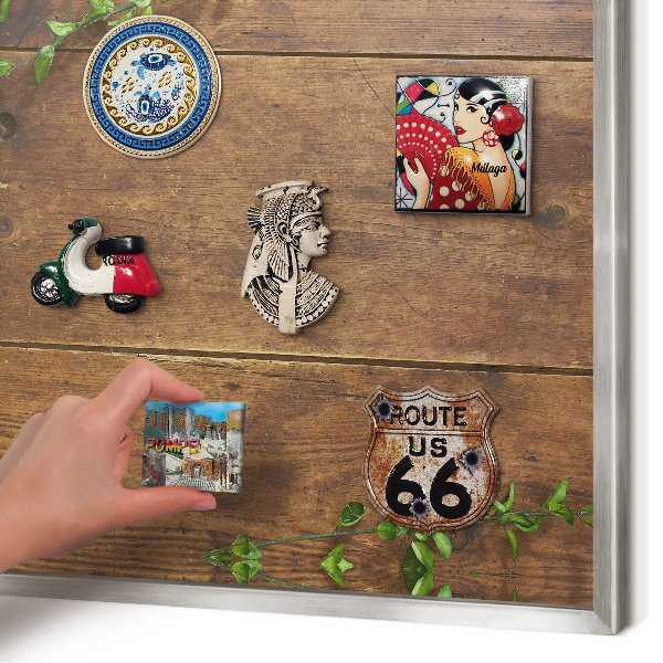 Magneetbord voor souvenir magneten met zilveren lijst Hout natuur