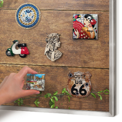 Magneetbord voor souvenir magneten met zilveren lijst Hout natuur