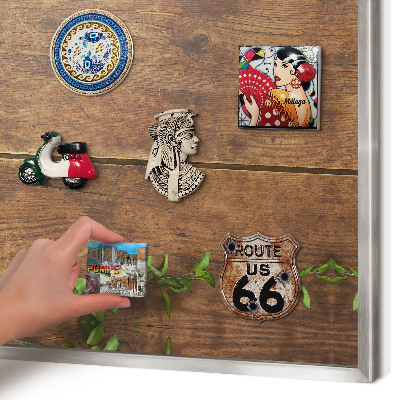 Magneetbord voor souvenir magneten met zilveren lijst Hout natuur
