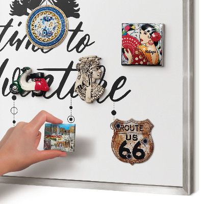 Decoratief metalen magneetbord in een zilveren lijst Avontuur wacht.