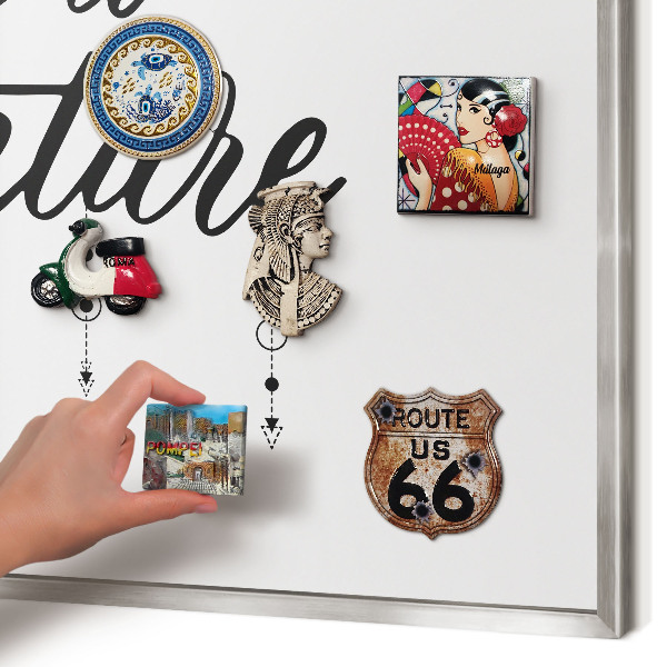 Decoratief metalen magneetbord in een zilveren lijst Avontuur wacht.