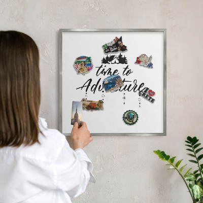 Decoratief metalen magneetbord in een zilveren lijst Avontuur wacht.