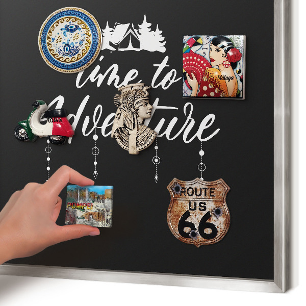 Magneetbord voor souvenir magneten met zilveren lijst Avontuur wacht.
