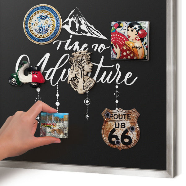 Magneetbord voor souvenir magneten met zilveren lijst Avontuur wacht.