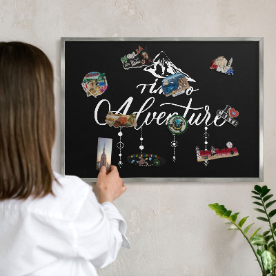 Magneetbord voor souvenir magneten met zilveren lijst Avontuur wacht.