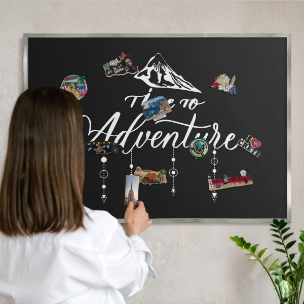 Magneetbord voor souvenir magneten met zilveren lijst Avontuur wacht.