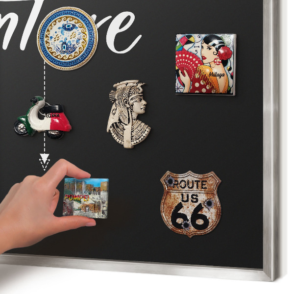 Magneetbord voor souvenir magneten met zilveren lijst Avontuur wacht.