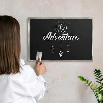 Magneetbord voor souvenir magneten met zilveren lijst Avontuur wacht.