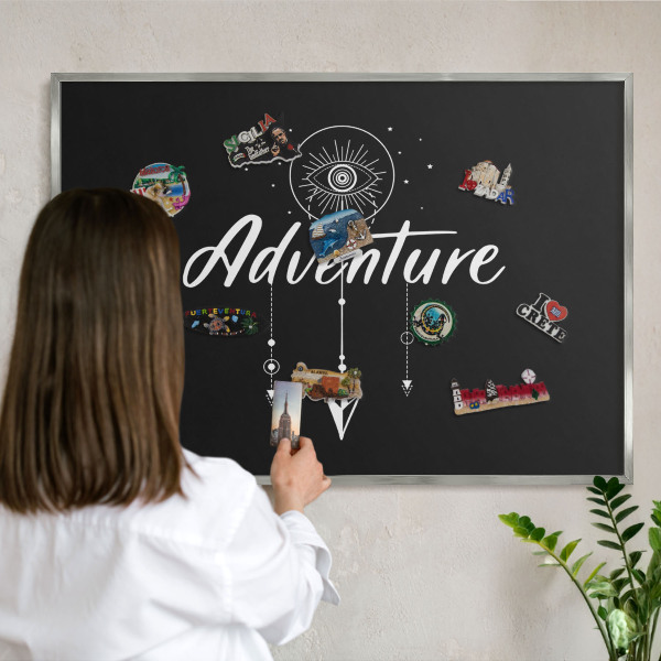 Magneetbord voor souvenir magneten met zilveren lijst Avontuur wacht.