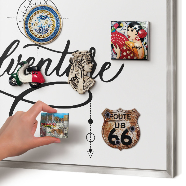 Decoratief metalen magneetbord in een zilveren lijst Typografisch avontuur