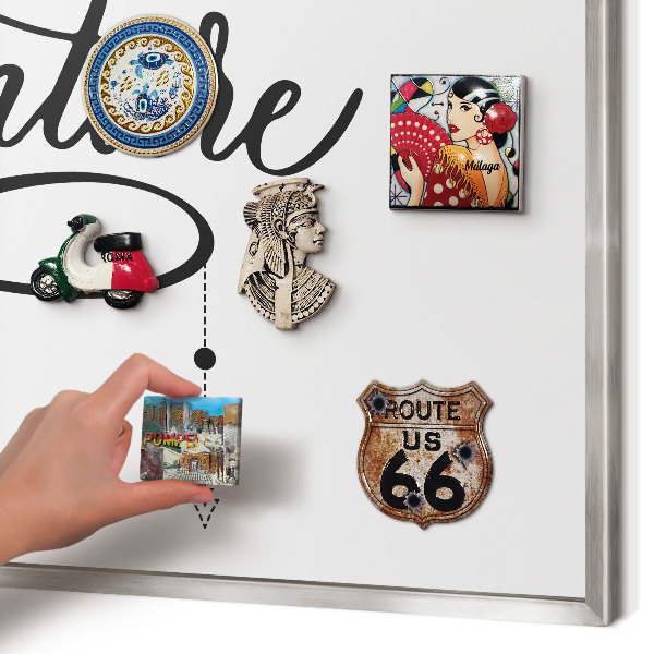 Decoratief metalen magneetbord in een zilveren lijst Typografisch avontuur
