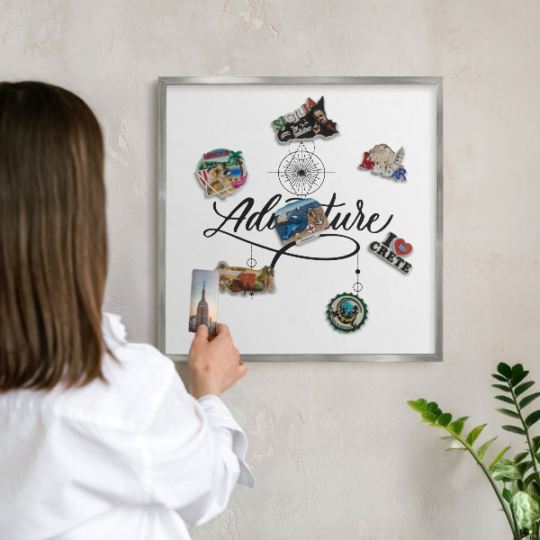 Decoratief metalen magneetbord in een zilveren lijst Typografisch avontuur