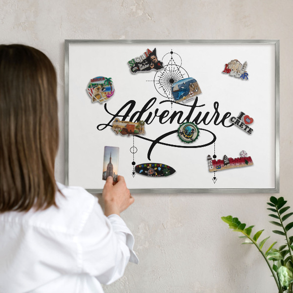 Decoratief metalen magneetbord in een zilveren lijst Typografisch avontuur