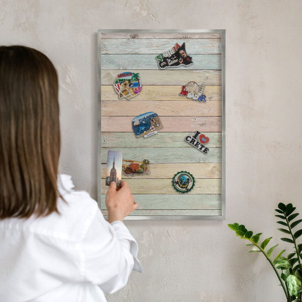Decoratief metalen magneetbord in een zilveren lijst Rustieke planken