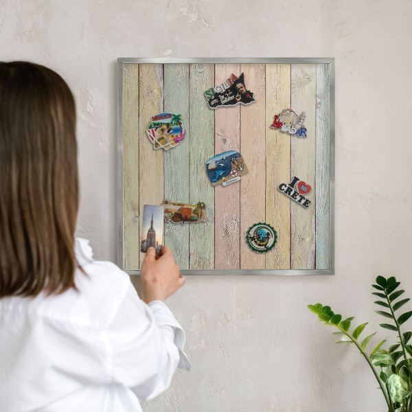 Decoratief metalen magneetbord in een zilveren lijst Rustieke planken