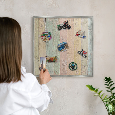 Decoratief metalen magneetbord in een zilveren lijst Rustieke planken