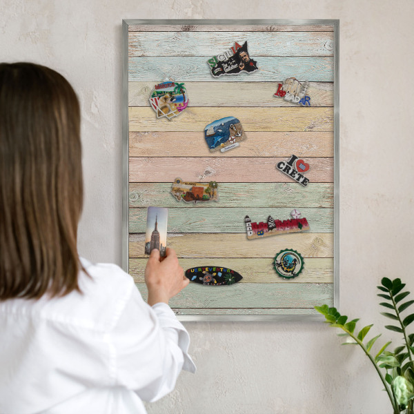 Decoratief metalen magneetbord in een zilveren lijst Rustieke planken