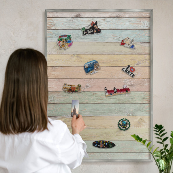 Decoratief metalen magneetbord in een zilveren lijst Rustieke planken
