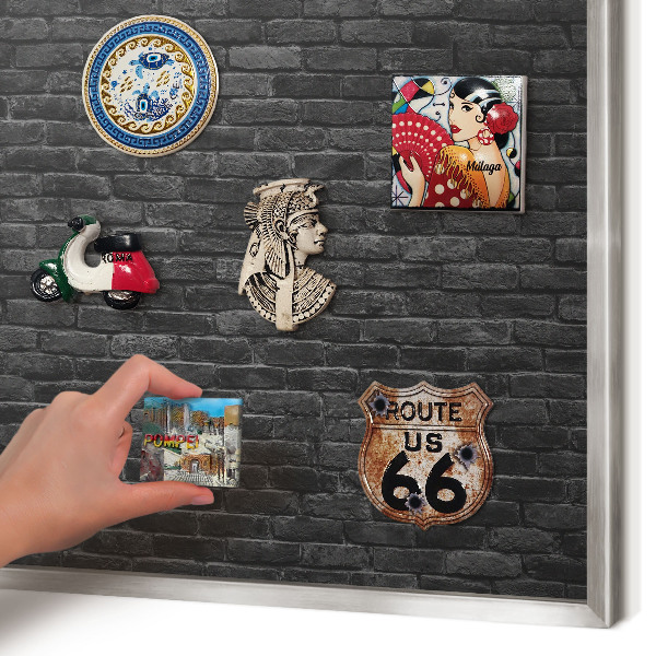 Decoratief metalen magneetbord in een zilveren lijst Bakstenen muur