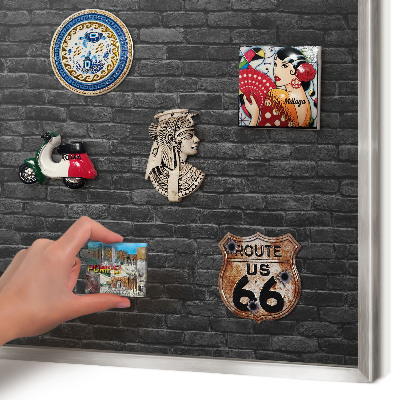 Decoratief metalen magneetbord in een zilveren lijst Bakstenen muur