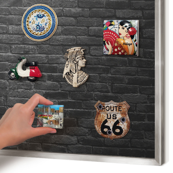 Decoratief metalen magneetbord in een zilveren lijst Bakstenen muur
