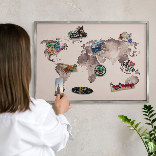 Magneetbord voor souvenir magneten met zilveren lijst Wereldkaart