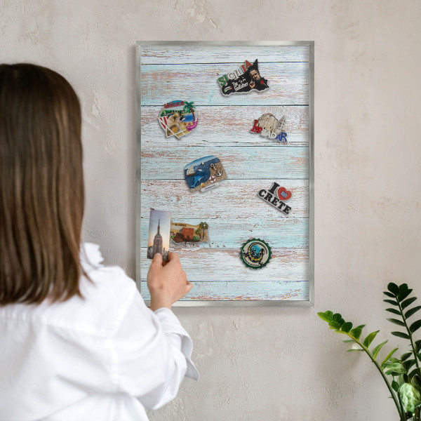 Decoratief metalen magneetbord in een zilveren lijst Rustieke planken