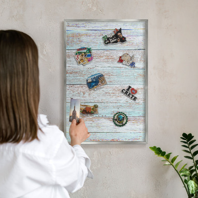 Decoratief metalen magneetbord in een zilveren lijst Rustieke planken